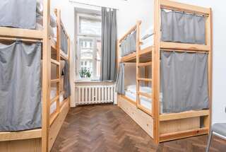 Хостелы Bison Hostel Краков Спальное место на двухъярусной кровати в общем номере для женщин-2