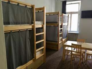 Хостелы Bison Hostel Краков Кровать в общем 8-местном номере для мужчин и женщин-4