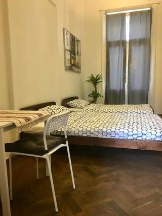 Хостелы Bison Hostel Краков Просторный двухместный номер с 2 отдельными кроватями-1